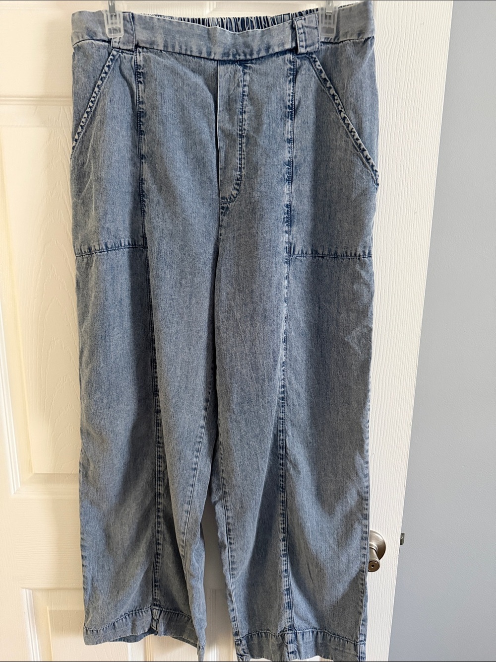 Jane + Delancey Light Wash Lyocell Chambray Wide Leg Cropped Pants - size Medium - Picture 1 of 11